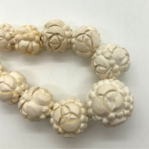 Vintage Carved Celluloid Bead Necklace With Floral & Swirl Designs In Cream Ivor - Picture 3 of 12